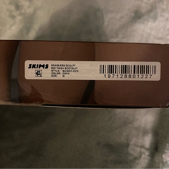 🖤 SKIMS Seamless Sculpt Mid Thigh Bodysuit in Onyx | New in Box 📦 Size MEDIUM - Picture 8 of 8